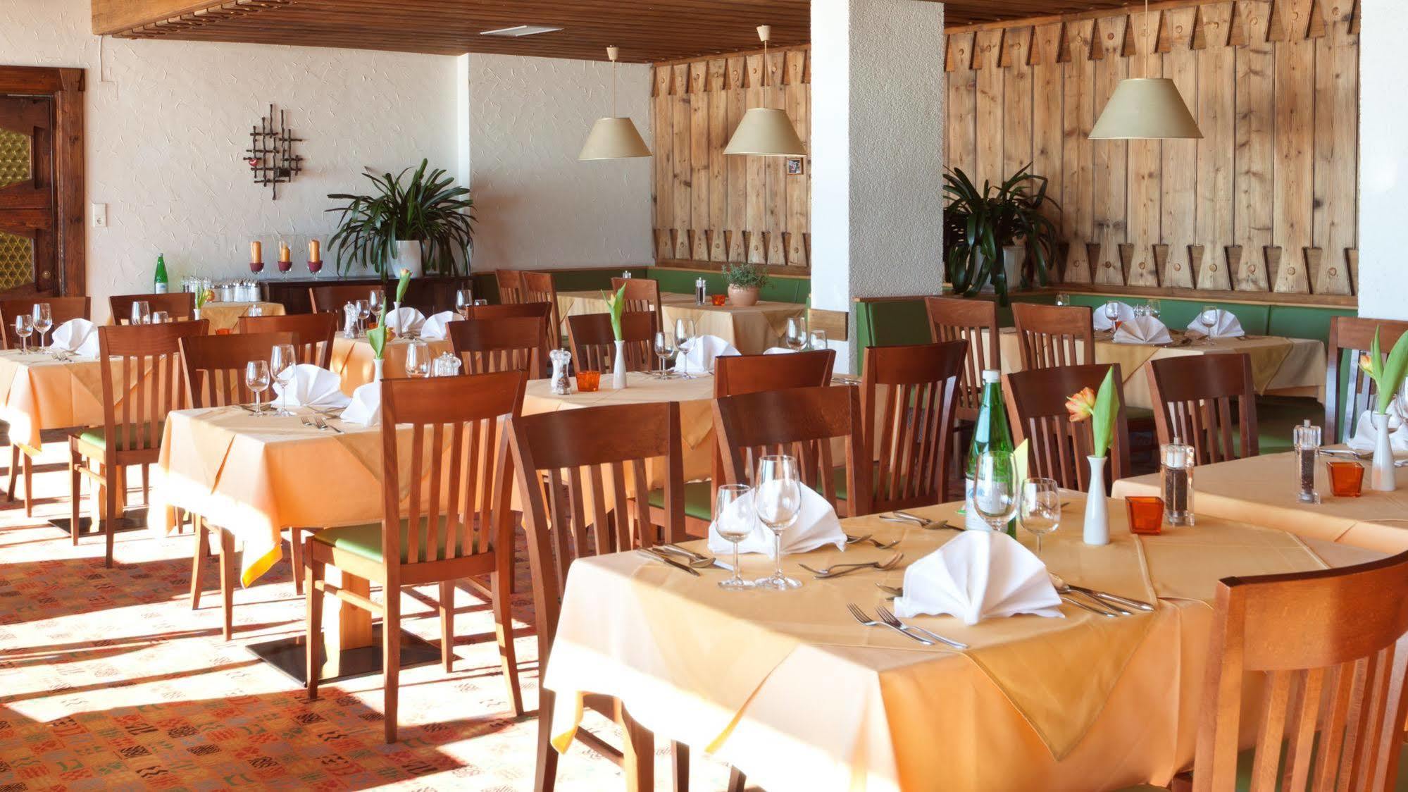 Sonnenhotel Zaubek Treffen Exteriör bild
